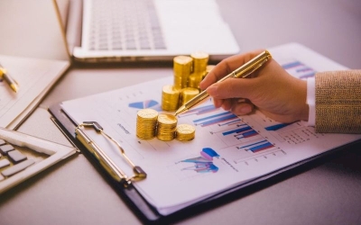 Mendekati $2.700, Harga Emas Bersinar di Tengah Ketidakpastian Global