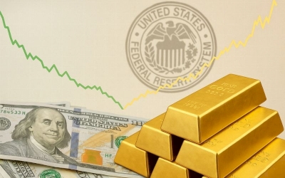 Harga Emas Bertahan di Puncak, Sedangkan Dolar AS Kian Melemah